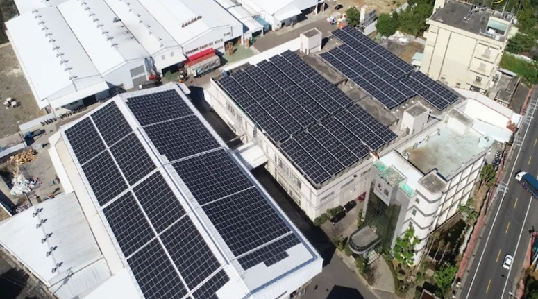 台中市推動再生能源,希望達到「光電四倍增」,市府經發局鼓勵工廠業者加入綠能行列,將工廠建置屋頂型太陽光電納入補助對象。(圖/台中市政府提供) Image